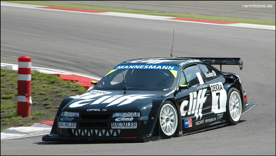 Figure 1: Bearing it's teeth! A 1996 specification Opel Calibra 4x4 rounds a bend with the lower active grille in the closed position. Image: Moritz21 (Wikimedia creative commons).